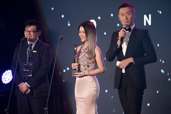Ngọc Thanh Tâm đại diện đoàn phim nhận giải 