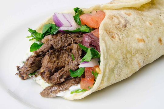 Shawarma, món ăn được ăn nhiều nhất trên khắp đất nước UAE. Thậm chí nó cũng đã trở nên nổi tiếng ở các nước châu Á. Shawarma được làm bằng thịt cừu hoặc thịt gà.