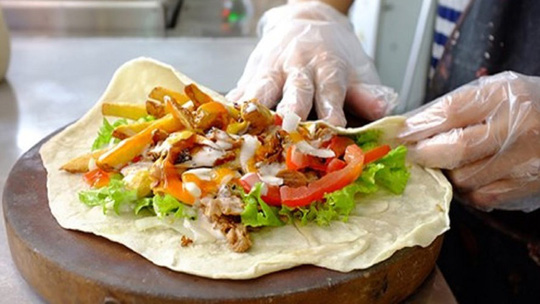 Tại UAE, người ta thường gọi Shawarma với một loại nước trái cây đặc biệt được pha chế từ dâu tây và chuối.