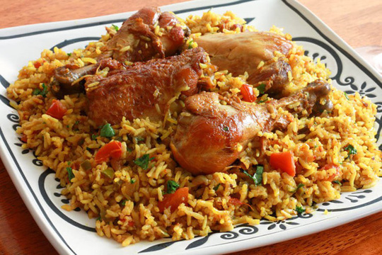 Al Machboos cũng là một món ăn truyền thống của UAE. Thành phần quan trọng là gạo, thịt, hành tây và chanh khô Loomy.