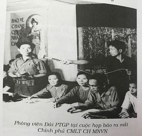 Ông Nguyễn Duy Tuấn thời trẻ (mặc áo đen bên phải).