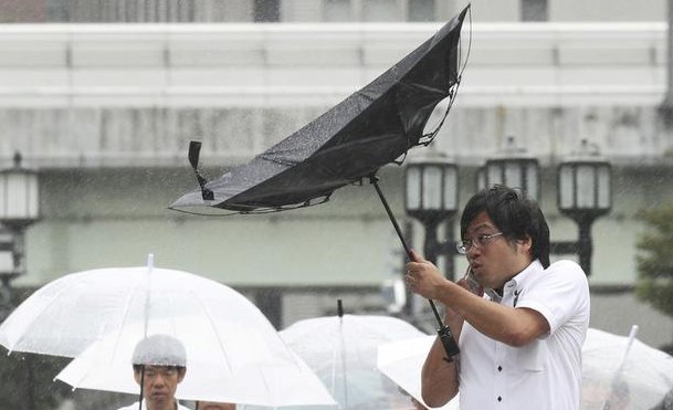 Giới chức trách Nhật Bản đã khuyến khích sơ tán 300.000 người dân địa phương trong vùng bị ảnh hưởng vì cơn bão. Trong ảnh là mưa lớn tại thành phố Osaka sáng 3/9. Ảnh: DW
