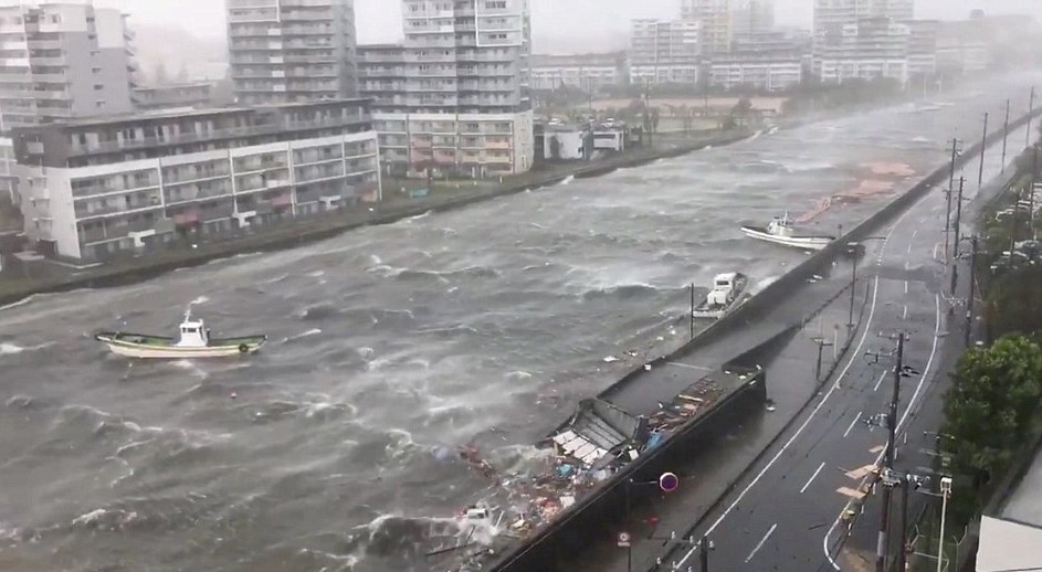 Thuyền bị cuốn trôi tại thành phố Nishinomiya. Ảnh: Reuters
