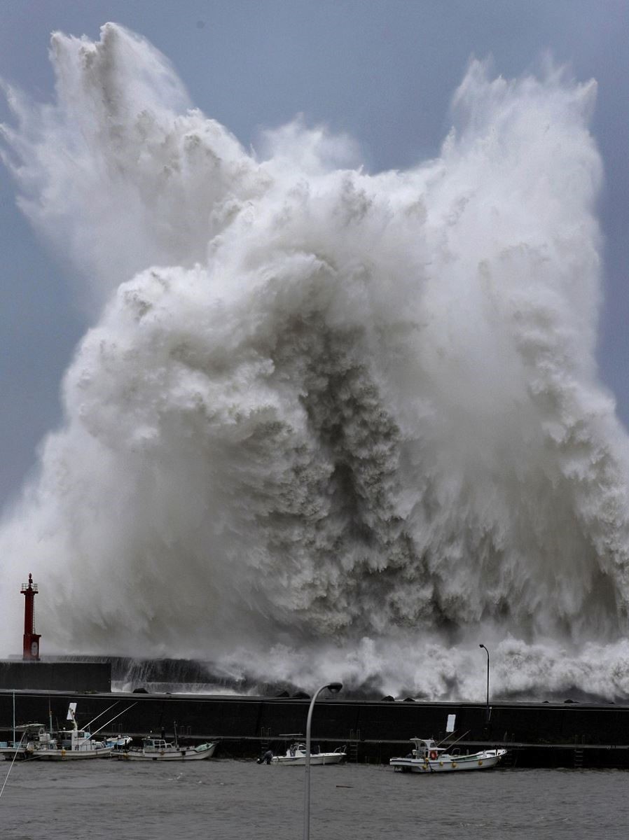 Sóng “chồm” lên cao tại tỉnh Kochi, miền Tây Nhật Bản. Ảnh: Reuters