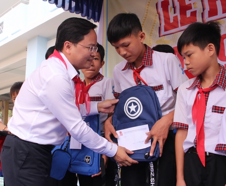 Bí thư Thường trực BCH Trung ương Đoàn TNCS Hồ Chí Minh- Nguyễn Anh Tuấn trao học bổng cho học sinh nghèo hiếu học