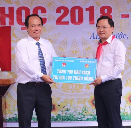 Bí thư Thường trực BCH Trung ương Đoàn TNCS Hồ Chí Minh- Nguyễn Anh Tuấn trao tượng trưng 700 đầu sách cho trường