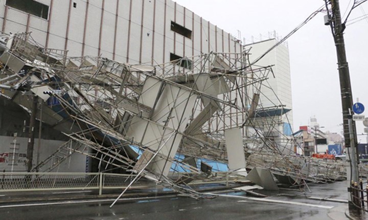 Một tòa nhà đổ sập khi bão Jebi đổ bộ thành phố Osaka, phía tây Nhật Bản. Ảnh: Kyodo.