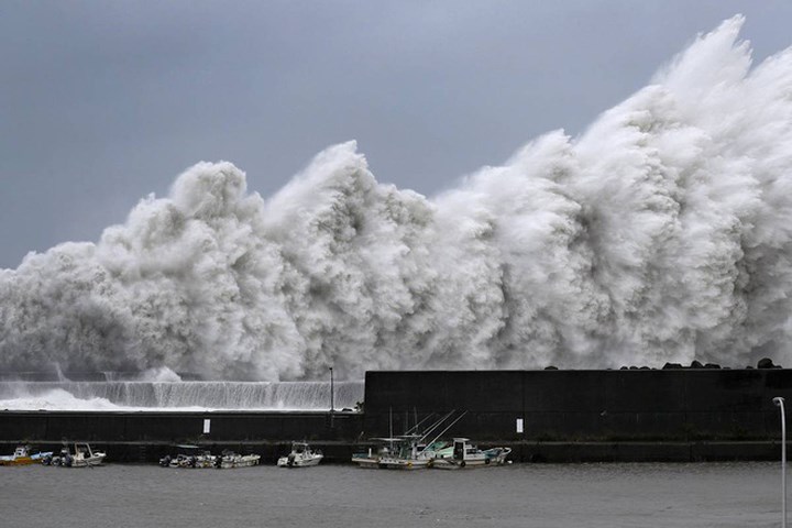 Hình ảnh sóng cao dữ dội ở thành phố cảng Aki. Ảnh: Kyodo.