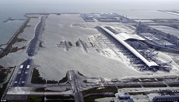 Hình ảnh sân bay quốc tế Kansai bị ngập lụt. Ảnh: AP.