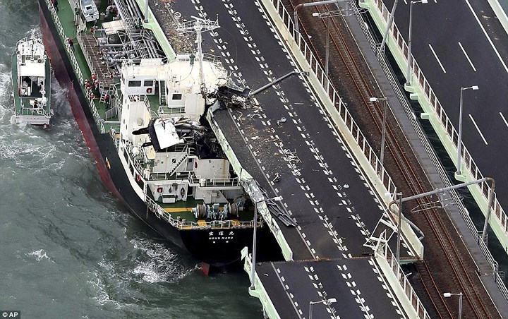 Bão lớn khiến một con tàu chở hàng nặng hơn 2.500 tấn đâm sầm vào cây cầu kết nối với sân bay Kansai. Cảnh sát biển cho biết, rất may lúc xảy ra vụ tai nạn không  có ai trên tàu. Ảnh: AP.