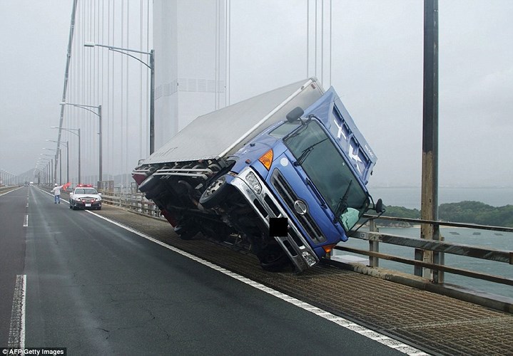 Một chiếc xe tải bị lật nghiêng do gió lớn tại Sakade, Nhật Bản. Ảnh: AFP/Getty.