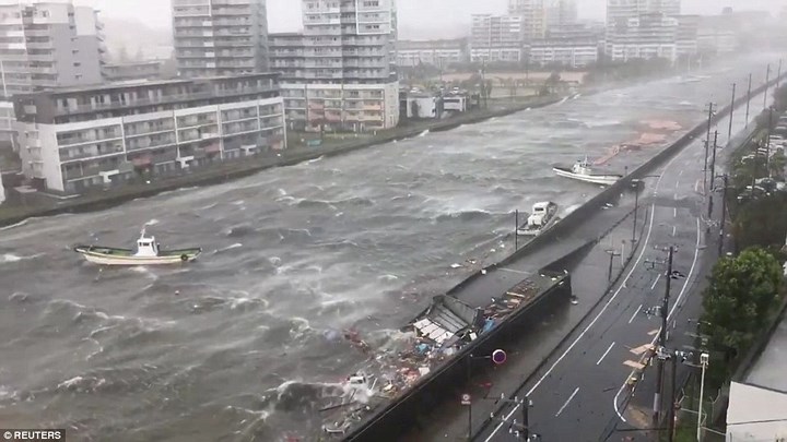 Tàu thuyền bị thổi va vào cầu vì sức gió của siêu bão Jebi. Ảnh: Reuters.