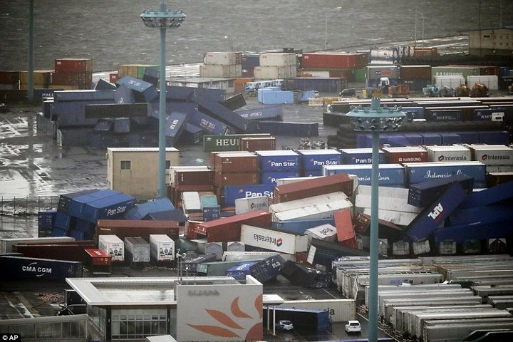 Các công-ten-nơ chở hàng tại một bến cảng ở Osaka cũng không chống chịu được sức gió, bị đổ và nằm ngổn ngang khắp nơi. Ảnh: AP.