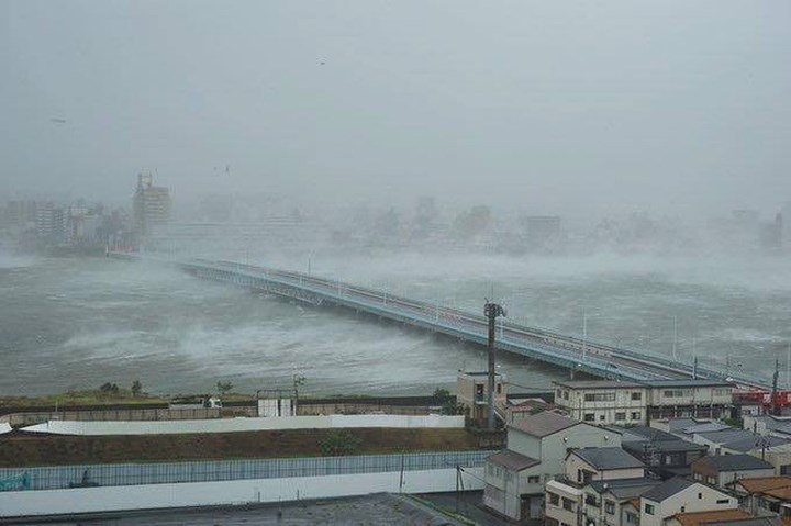 Cây cầu vượt biển chìm trong sóng to, gió lớn. Ảnh: Dailymail.