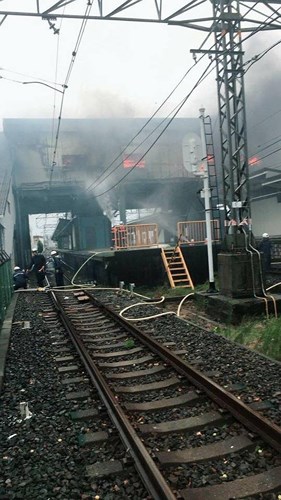 Một nhà ga bị cháy sau khi bão mạnh quét qua. Ảnh: Dailymail.