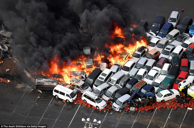 Hơn 100 xe hơi bốc cháy ngùn ngụt trong siêu bão ở Nhật Bản