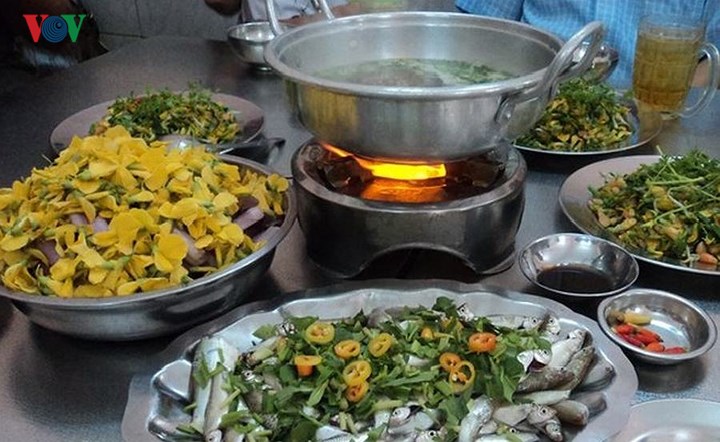 Ăn tối với món lẩu cá Linh, bông điên điển - một đặc sản Đồng Tháp Mười mùa nước nổi mà du khách không nên bỏ qua.