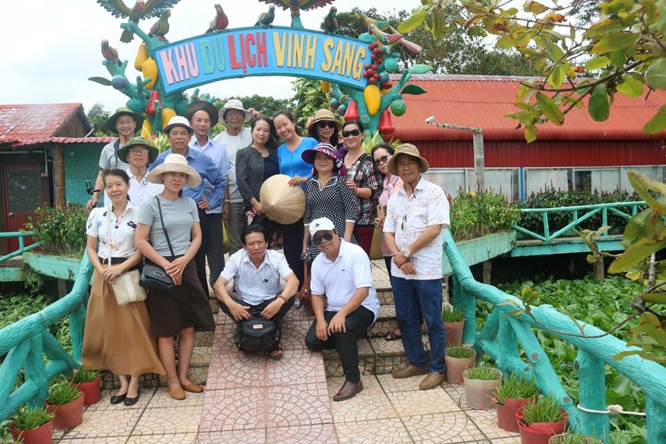  Đoàn Hội Nhà báo Quảng Trị chụp ảnh lưu niệm tại Khu du lịch Vinh Sang (Vĩnh Long).