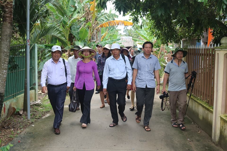 Đoàn Hội Nhà báo Quảng Trị tham quan miệt vườn cù lao ở Bến Tre.