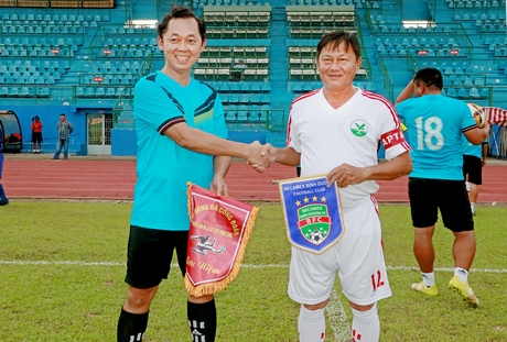 Giám đốc BĐH Becamex Bình Dương FC- Hồ Hồng Thạch (trái) và đội trưởng Nguyễn Minh Cảnh (Vĩnh Long) trao cờ lưu niệm trước trận đấu.