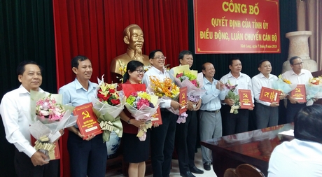 Đồng chí Trương Văn Sáu- Phó Bí thư Thường trực Tỉnh ủy trao quyết định cho các đồng chí được luân chuyển, điều động.