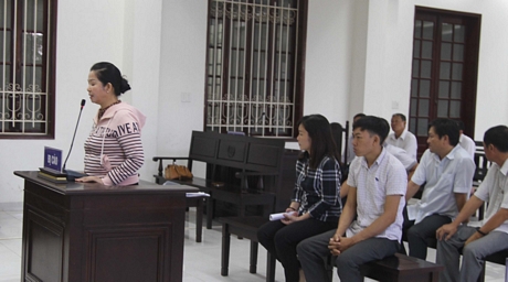 Bị cáo Nguyễn Thị Tuyết Nghĩa (đứng) trả lời thẩm vấn của HĐXX.
