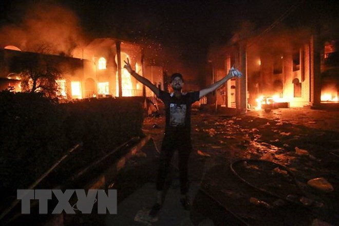 Lãnh sự quán Iran tại tỉnh Basra bị những người biểu tình quá khích đốt ngày 7/9. (Nguồn: AFP/TTXVN)