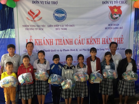 Nhóm Vòng tay yêu thương trao 50 quà cho học sinh vượt khó hiếu học tại địa phương.