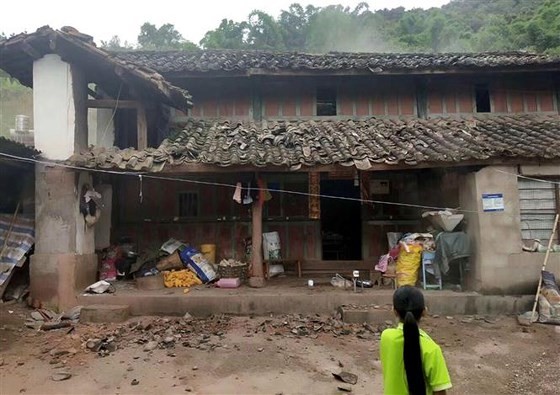Mái ngói một ngôi nhà bị hư hại sau trận động đất ở huyện Cáp Nê Mặc Giang, tỉnh Vân Nam ngày 8/9. Ảnh: THX/TTXVN