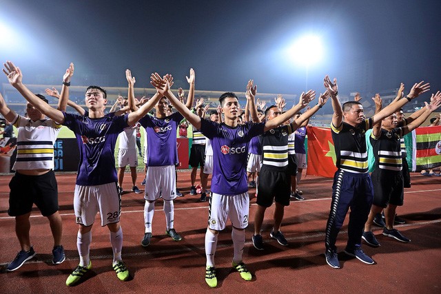 Cầu thủ CLB Hà Nội ăn mừng chức vô địch V-League - Ảnh: Gia Hưng