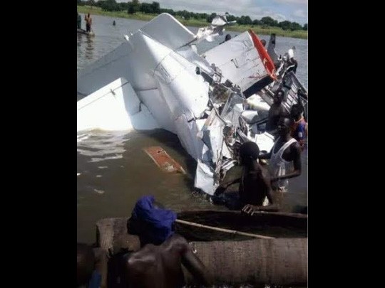 Hiện trường vụ rơi máy bay ở Nam Sudan khiến ít nhất 17 người thiệt mạng hôm 9-9. Ảnh: Standard Media