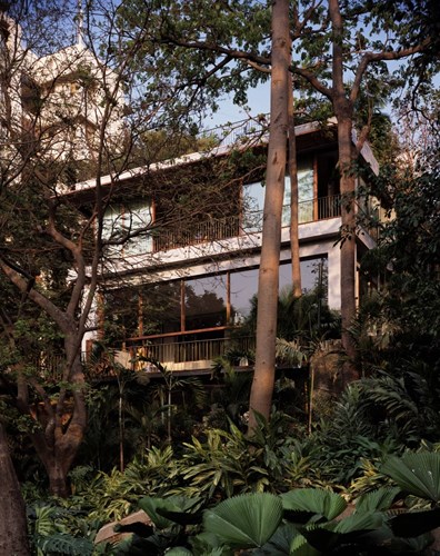 Không chỉ có nội thất thiết kế thân thiện với môi trường mà ngay cả ngoại thất của ngôi nhà cũng được bao quanh bởi một rừng cây xanh tươi.