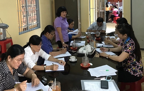 Cán bộ hội giám sát an toàn thực phẩm tại thị trấn Long Hồ.