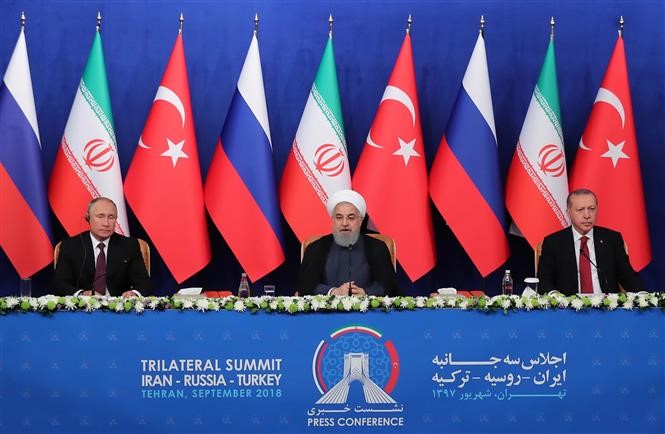 Trong ảnh (từ trái sang): Tổng thống Nga Vladimir Putin, Tổng thống Iran Hassan Rouhani và Tổng thống Thổ Nhĩ Kỳ Recep Tayyip Erdogan trong cuộc họp báo chung tại Hội nghị thượng đỉnh ba bên về Syria ở Tehran (Iran) ngày 6/9. Ảnh: AFP/TTXVN