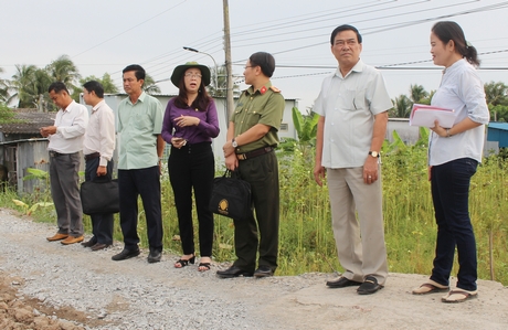 Đoàn khảo sát thực tế tại tuyến đường bờ bao Phú Yên- Phú Long