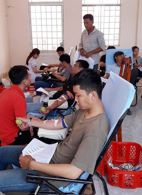 Người dân huyện Long Hồ tham gia hiến máu.