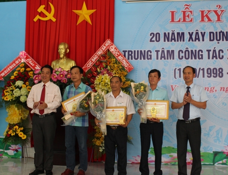 Ông Nguyễn Văn Hồi- Cục trưởng Cục bảo trợ xã hội, và Phó Chủ tịch UBND tỉnh- Lữ Quang Ngời tặng bằng khen cho các tổ chức, cá nhân đã có nhiều đóng góp