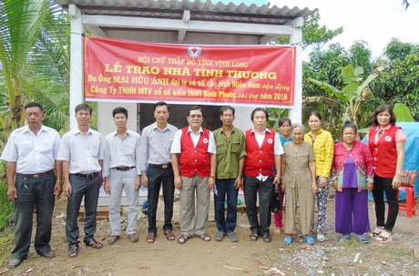 Đại diện Hội Chữ thập đỏ tỉnh cùng chính quyền địa phương và nhà tài trợ trao tặng nhà cho ông Trần Văn Tám.