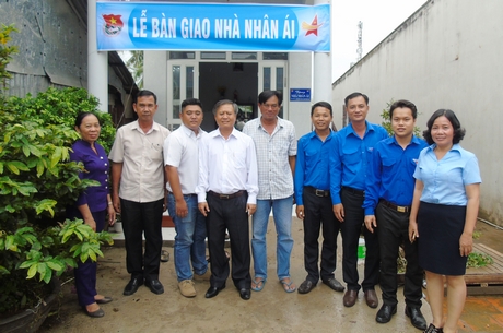 Chung niềm vui cùng với gia đình ông Nguyễn Văn Liêm bên căn nhà mới.