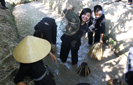 Du lịch Vĩnh Long còn phổ biến những sản phẩm truyền thống như tát mương bắt cá.