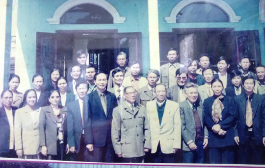 Bức ảnh quý Chủ tịch nước Trần Đại Quang chụp với các thầy cô giáo và những bạn học cùng lớp tại Trường THPT Kim Sơn B (trong đó có thầy giáo chủ nhiệm hồi cấp 3 Lê Kim Toàn)