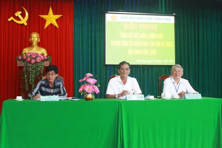 Ông Lê Quang Trung- Ủy viên Thường vụ Tỉnh ủy, Phó Chủ tịch Thường trực UBND tỉnh Vĩnh Long (giữa) chủ trì hội nghị.