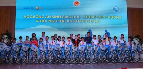  Thứ trưởng Nguyễn Thị Hà cùng lãnh đạo tỉnh trao 50 xe đạp cho học sinh.