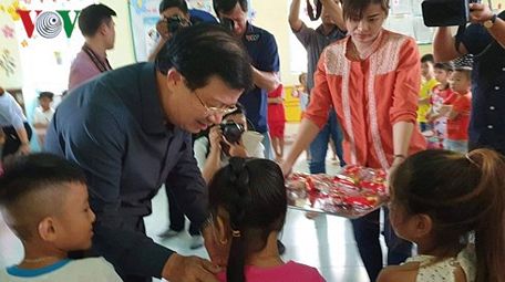 Phó Thủ tướng Trịnh Đình Dũng đi thị sát lũ ĐBSCL và tặng quà Trung thu cho trẻ vùng lũ.
