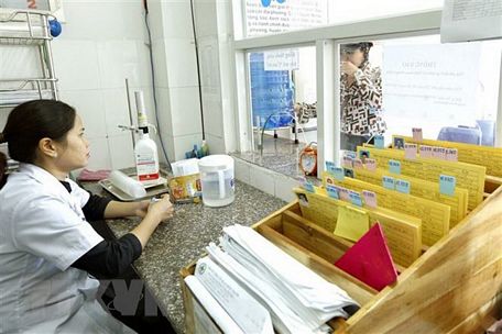 Theo dõi, quản lý bệnh nhân tại Trung tâm phòng chống HIV/AIDS tỉnh Bình Định. (Ảnh: Dương Ngọc/TTXVN)