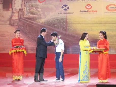 Chủ tịch nước Trần Đại Quang và đồng chí Bí thư Tỉnh ủy trao phần thưởng cho các em học sinh giỏi Ninh Bình tại lễ trao thưởng của Quỹ năm 2016. Ảnh: baoninhbinh.org.vn