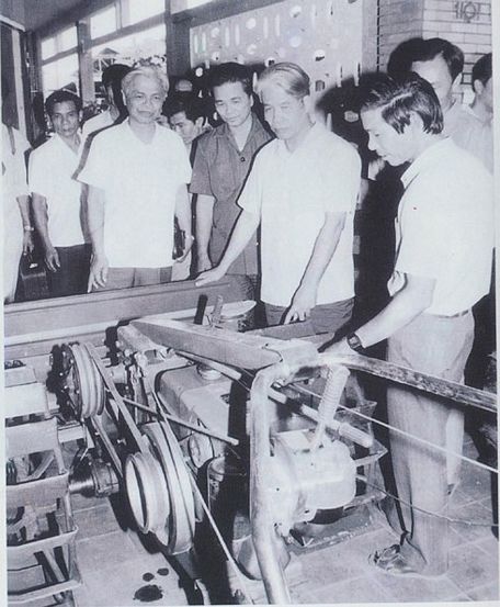 Đồng chí Đỗ Mười thăm HTX Cơ khí Đồng Tâm, quận Gò Vấp, TP Hồ Chí Minh năm 1989
