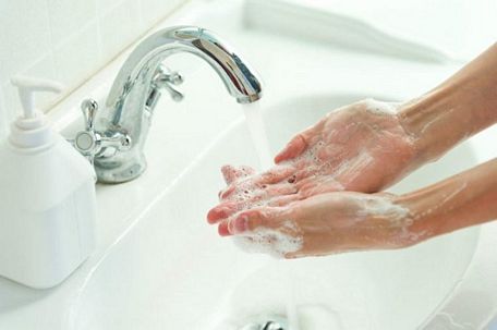  Rửa tay, việc làm đơn giản nhưng có vai trò lớn trong việc ngăn chặn lây lan chân tay miệng.