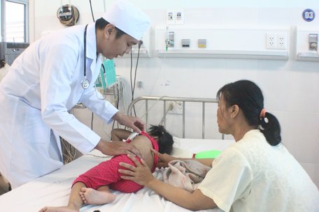 Bác sĩ theo dõi bệnh nhi nghi mắc tay chân miệng tại Bệnh viện Đa khoa tỉnh Vĩnh Long.