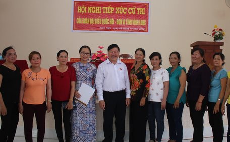 Bí thư Tỉnh ủy- Trần Văn Rón cùng đại biểu trao đổi với cử tri bên lề buổi tiếp xúc.